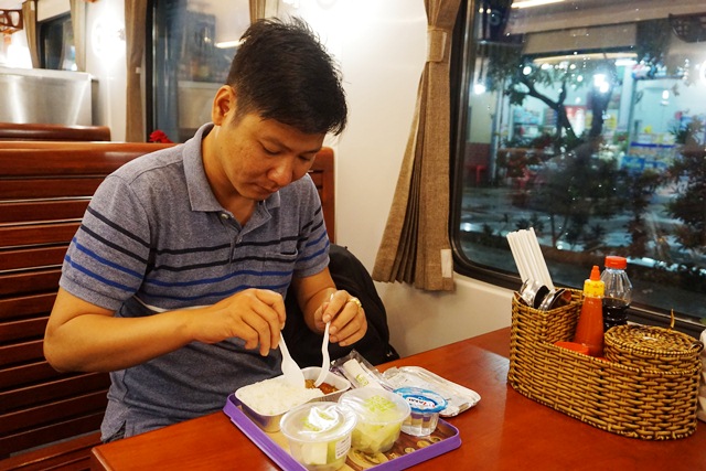 Cận cảnh đoàn tàu Thống Nhất 5 sao vừa được đưa vào sử dụng Cận cảnh đoàn tàu Thống Nhất 5 sao vừa được đưa vào sử dụng
